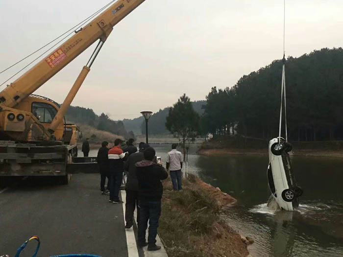 水下打捞汽车