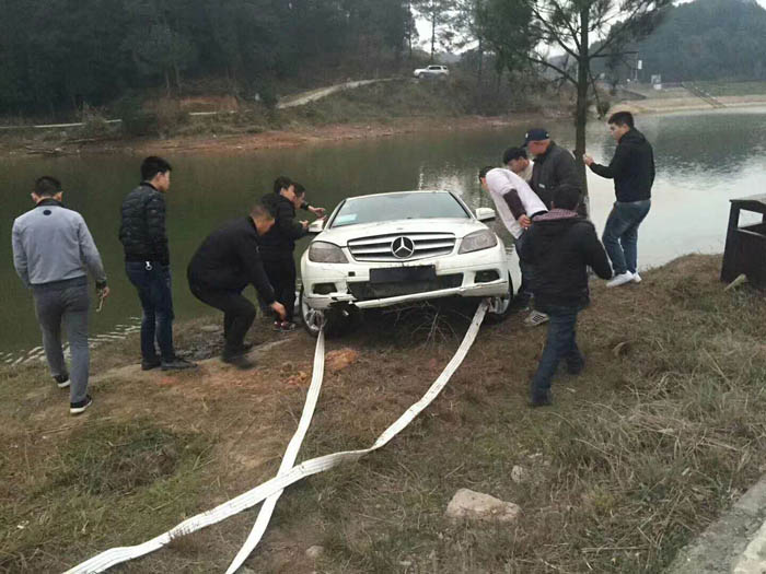 水下打捞汽车